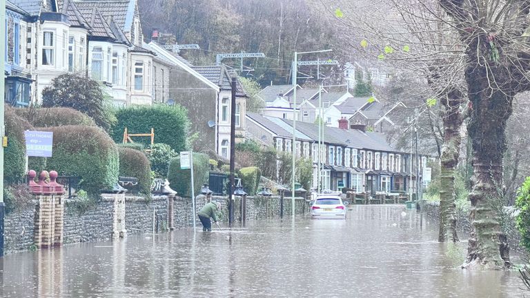 Fotografický materiál s laskavým svolením Emmawales123 @EmmaLWales ze záplav řeky Taff v Pontypridd ve Walesu. Bylo vydáno další varování před počasím a ve Spojeném království platí více než 200 povodňových výstrah, protože bouře Bert se dál žene po celé zemi. Datum snímku: neděle 24. listopadu 2024.