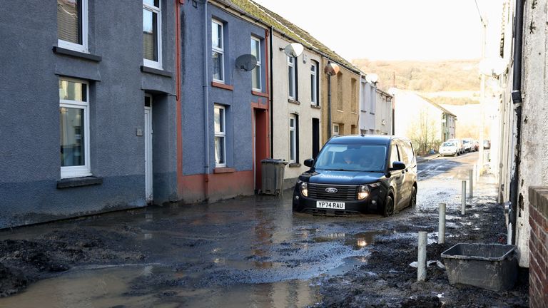 Auto projíždí bahnem v místě sesuvu bahna po bouři Bert v Cwmtillery, Jižní Wales, Británie, 25. listopadu 2024. REUTERS/Hollie Adams