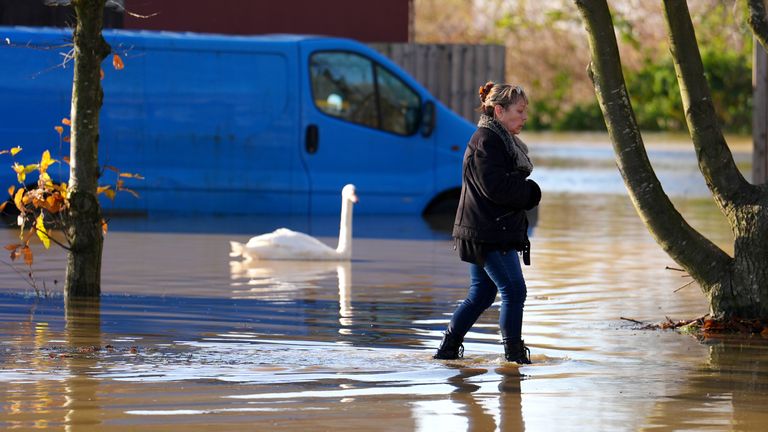 Člověk prochází povodňovou vodou na Billing Aquadrome v Northamptonshire. Bouře Bert bude i nadále přinášet poruchy do pondělí poté, co způsobily přívalové lijáky "zničující" povodně o víkendu. Datum snímku: pondělí 25. listopadu 2024. PA Foto. Viz příběh PA POČASÍ Berte. Fotografický kredit by měl znít: Jordan Pettitt/PA Wire