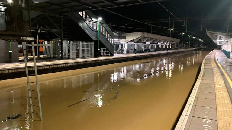 Nádraží Northampton zaplavila bouře bert. Obr: Network Rail. https://www.networkrailmediacentre.co.uk/news/major-west-coast-main-line-disruption-in-northampton-after-river-nene-bursts-banks