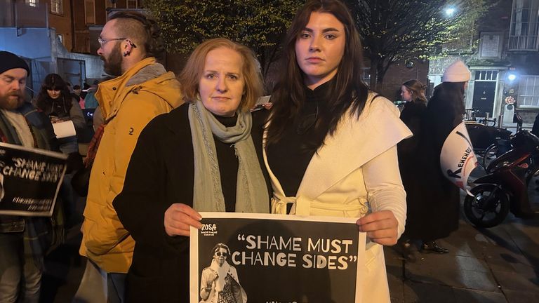 Ruth Coppinger a Natasha O'Brien na pochodu solidarity.  Obrázek: PA