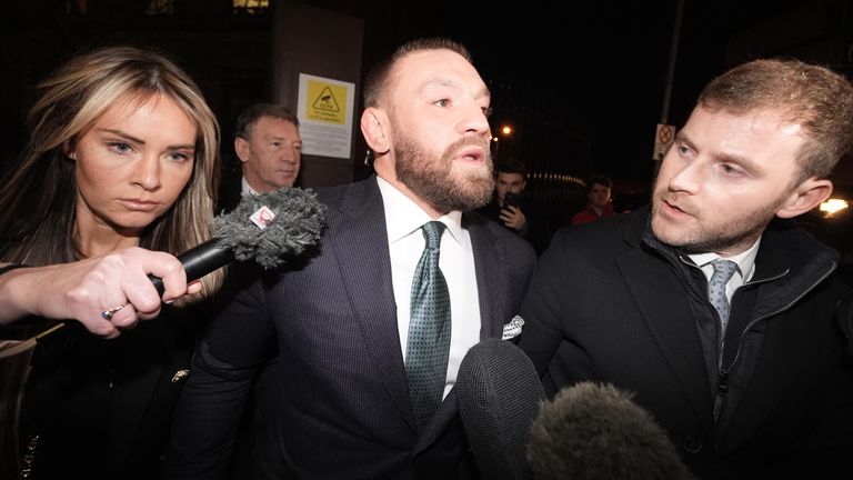 Bojovník smíšených bojových umění Conor McGregor (uprostřed) a partnerka Dee Devlin opouštějí Vrchní soud v Dublinu poté, co proti němu došlo k ublížení na zdraví. Nikita Hand, která je také známá jako Nikita Ni Laimhin, tvrdí, že byla znásilněna McGregorem v dublinském hotelu v prosinci 2018. Po šesti hodinách a 10 minutách se porota vrátila se svými verdikty v civilním procesu proti Conoru McGregorovi. Celková výše škody, kterou porota udělila Nikitě Hand, byla 248 603,60 eur. Datum snímku: pátek 22. listopadu 2024. PA Foto. Viz příběh PA IRISH McGregor. Fotografický kredit by měl znít: Brian Lawless/PA Wire 