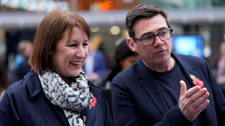 Rachel Reeves a starosta Greater Manchester Andy Burnham prodávají mák s veterány Royal British Legion na nádraží Manchester Piccadilly.