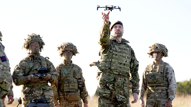 Princ William vypouští dron během návštěvy 1. praporu velšských gard na Salisbury Plain.  Obrázek: PA