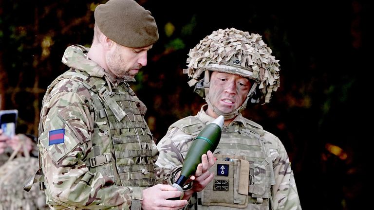 Princ William drží 81mm minometný výbušný náboj (HE) během návštěvy 1. praporu Welsh Guards v Salisbury Plain.  Obrázek: PA