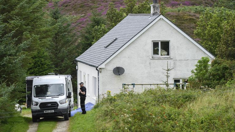 Policie na místě incidentu v Tarskavaig, vesnici crofting na západním pobřeží Sleat na Isle of Skye ve Skotsku. Skotská policie uvedla, že policisté byli původně povoláni do oblasti Tarskavaig na Skye ve středu krátce před devátou hodinou ráno poté, co bylo nahlášeno, že 32letá žena byla vážně zraněna na pozemku. Od té doby byla převezena k ošetření do Fakultní nemocnice královny Alžběty v Glasgow. Datum snímku: čtvrtek 11. srpna 2022.