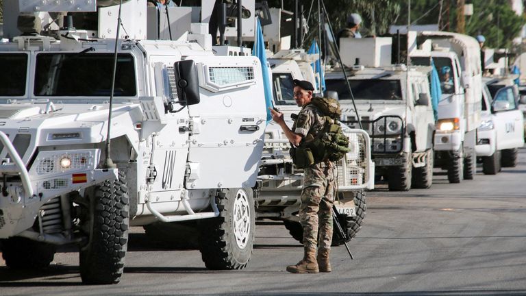 Voják libanonské armády stojí poblíž vozidel mírových sil OSN (UNIFIL) v Marjayounu, poblíž hranic s Izraelem, uprostřed probíhajících nepřátelských akcí mezi Hizballáhem a izraelskými silami, jižní Libanon 29. října 2024. REUTERS/Karamallah Daher TPX IMAGES OF THE DAY