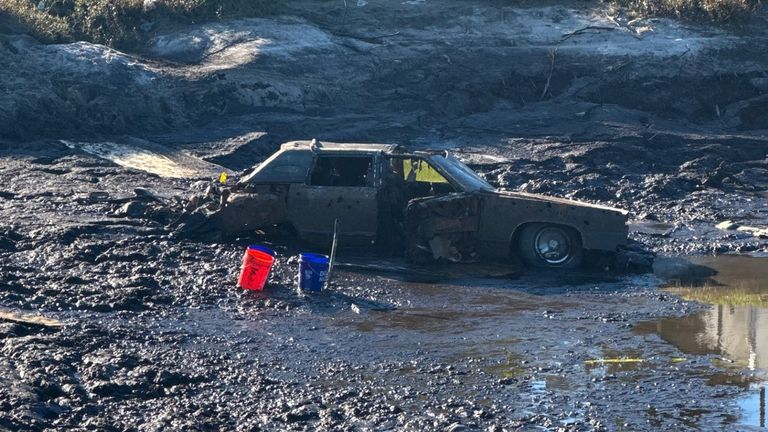 Rybník se nyní vypouští a provádějí testy DNA.   Obr: Kancelář šerifa okresu Camden.