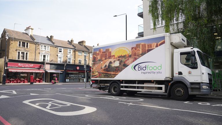 Nákladní automobil Bidfood zaparkovaný poblíž oblasti v Upper Richmond Road (A205), kde byl ve středu v 8:37 ráno v 8:37 hodin ráno v blízkosti křižovatky s Carlton Drive zastaven nákladní automobil této společnosti po útěku Daniela Khalife z nedalekého HMP. Wandsworth. Datum fotografie: pátek 8. září 2023.