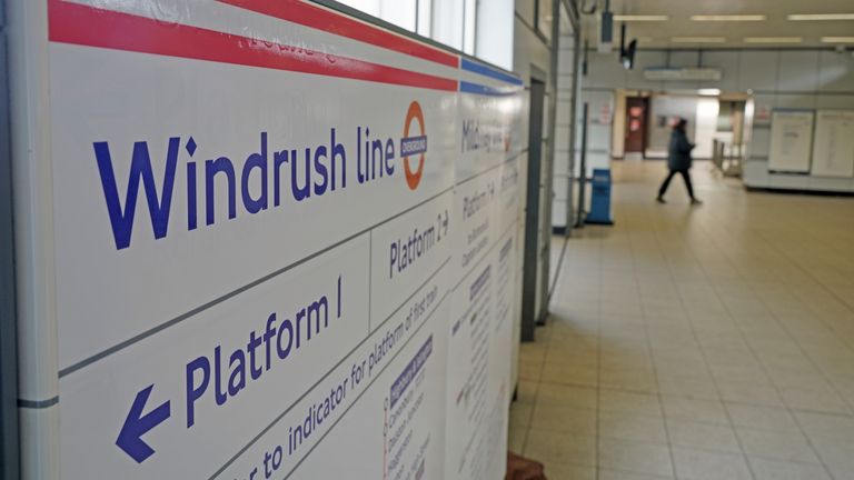 Značka pro novou linku Windrush, kterou odhalil starosta Londýna Sadiq Khan během návštěvy stanice metra Highbury a Islington v severním Londýně, aby oznámil, že linky London Overground budou rozděleny do samostatných linek, které dostanou individuální názvy a barvy. pro snazší navigaci v síti. Těchto šest linek bude pojmenováno Lvice, Mildmay, Windrush, Weaver, Suffragette a Liberty. Datum snímku: čtvrtek 15. února 2024.