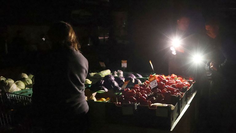 Supermarket v Kyjevě během výpadku proudu. Obrázek: AP