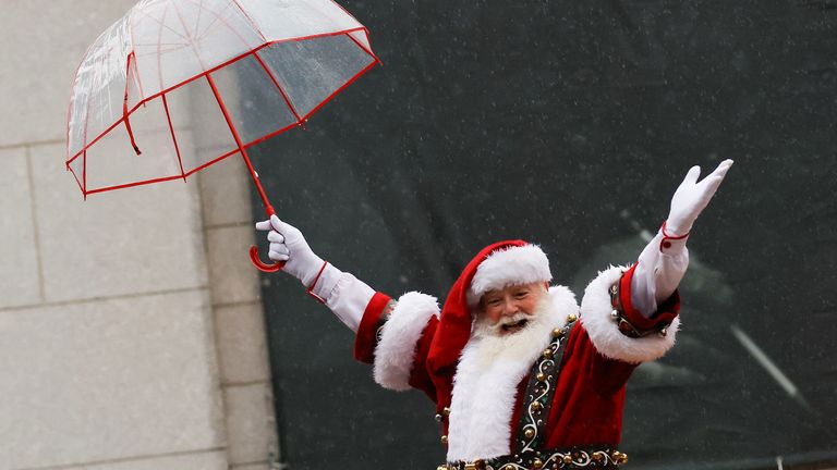 Muž oblečený jako Santa Claus gestikuloval během 98. přehlídky Macy's Thanksgiving Day v New Yorku, USA, 28. listopadu 2024. REUTERS/Eduardo Munoz