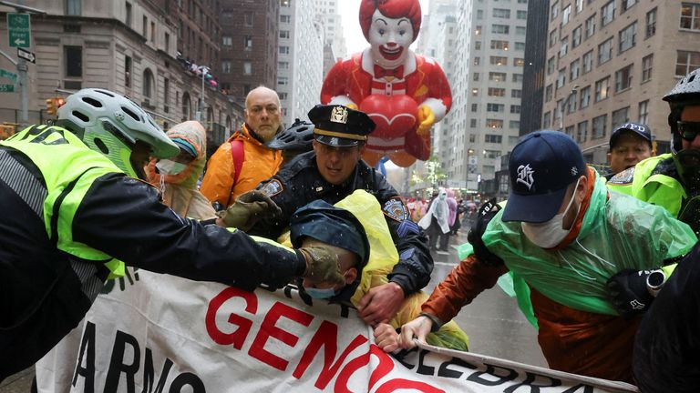 Policisté zadrželi demonstranta během 98. pochodu Macy's Thanksgiving Day v New Yorku, USA, 28. listopadu 2024. REUTERS/Brendan McDermid