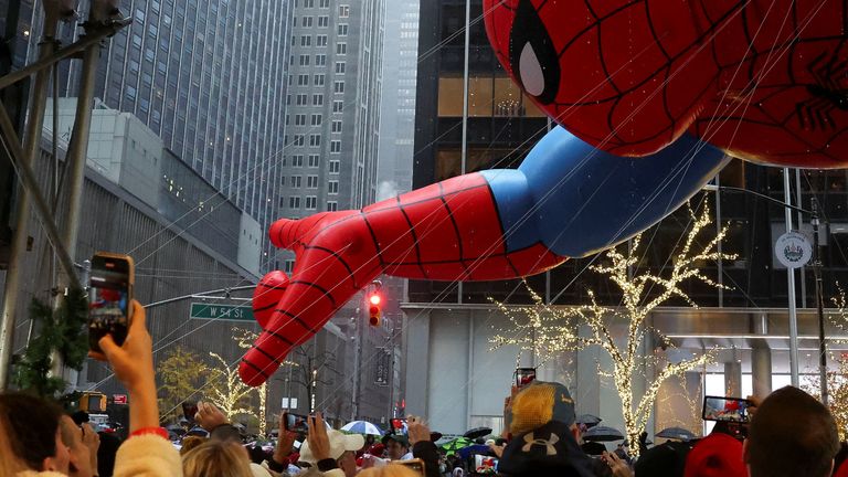 Balón Spider-Man letí během 98. přehlídky Macy's Thanksgiving Day Parade v New Yorku, USA, 28. listopadu 2024. REUTERS/Brendan McDermid