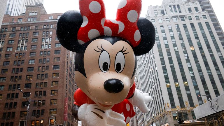 Balón Minnie Mouse společnosti Disney letí během 98. přehlídky Macy's Thanksgiving Day Parade v New Yorku, USA, 28. listopadu 2024. REUTERS/Brendan McDermid