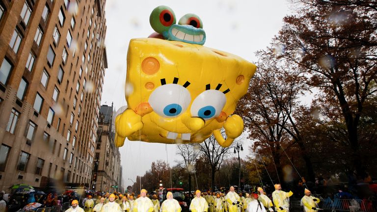 Balón SpongeBob SquarePants & Gary letí během 98. přehlídky Macy's Thanksgiving Day v New Yorku, USA, 28. listopadu 2024. REUTERS/Eduardo Munoz