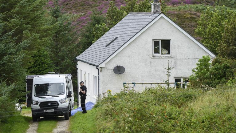 Policie na místě incidentu v Tarskavaig, vesnici crofting na západním pobřeží Sleat na Isle of Skye ve Skotsku. Skotská policie uvedla, že policisté byli původně povoláni do oblasti Tarskavaig na Skye ve středu krátce před devátou hodinou ráno poté, co bylo nahlášeno, že 32letá žena byla vážně zraněna na pozemku. Od té doby byla převezena k ošetření do Fakultní nemocnice královny Alžběty v Glasgow. Datum snímku: čtvrtek 11. srpna 2022.