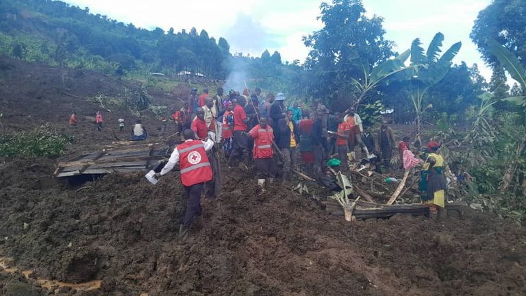 S pátráním po tělech pomáhají členové Ugandské společnosti Červeného kříže. Snímek: Reuters