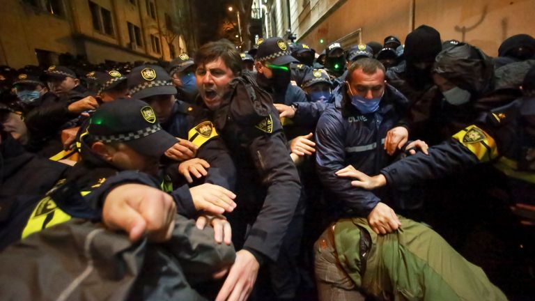 Policie se snaží vytlačit demonstranty poté, co po oznámení gruzínského premiéra Irakliho Kobachidzeho vyšli do ulic a shromáždili se před budovou parlamentu v gruzínském Tbilisi ve čtvrtek 28. listopadu 2024. (AP Photo/Zurab Tsertsvadze)