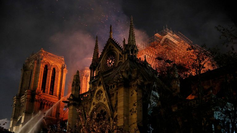 SOUBOR FOTO: Jiskry naplňují vzduch, když členové pařížského hasičského sboru stříkají vodu, aby uhasili plameny, když katedrála Notre Dame hoří v Paříži, Francie, 15. dubna 2019. REUTERS/Philippe Wojazer/File Photo