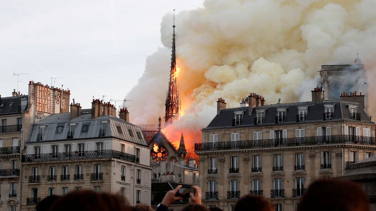 FOTOGRAFIE: Kouř se valí, když oheň pohlcuje věž katedrály Notre Dame v Paříži, Francie, 15. dubna 2019. Snímek pořízen 15. dubna 2019. REUTERS/Benoit Tessier/File Photo