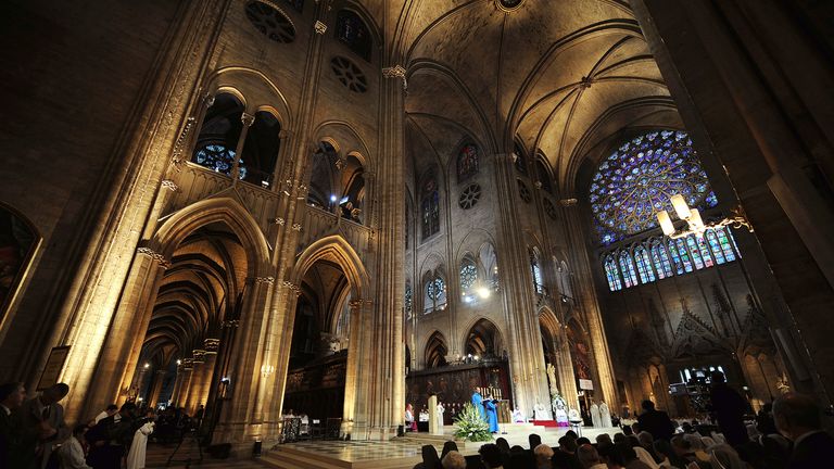 Celkový pohled do katedrály Notre Dame, kde papež Benedikt XVI. slaví nešpory v Paříži 12. září 2008. Papež Benedikt XVI. zahajuje čtyřdenní návštěvu Paříže a Lurd. REUTERS/Alberto Pizzoli/Pool (FRANCIE)