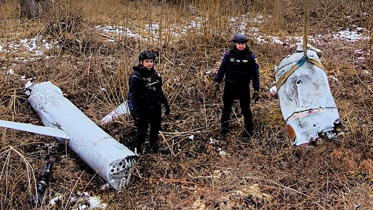 Ukrajinští vojáci zkoumají ruskou řízenou střelu sestřelenou v Kyjevě. Obr: Ukrajinská pohotovostní služba/AP