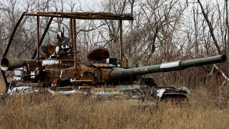 Zničený tank na Rusy okupované Ukrajině. Snímek: Reuters