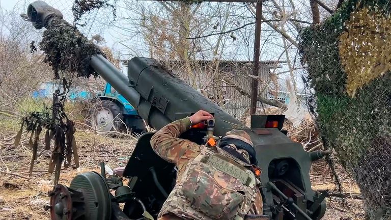 Ruský voják míří houfnicí na ukrajinské pozice v pohraniční oblasti Kursk v Rusku. Obr: Ruské ministerstvo obrany/AP