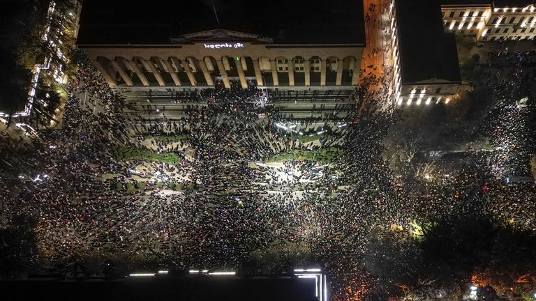 Demonstranti se shromáždili před budovou parlamentu. Obrázek: AP