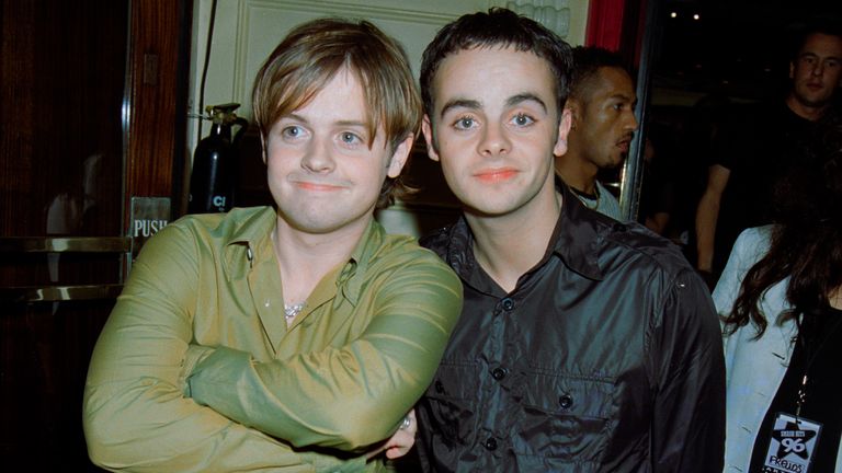 Obr: Dave Benett/Getty Britská televize prezentující duo Ant & Dec se účastní večírku pořádaného v Groucho Club pro Smash Hits Poll Winners Party, Londýn, prosinec 1996. (Foto Dave Benett/Getty Images)