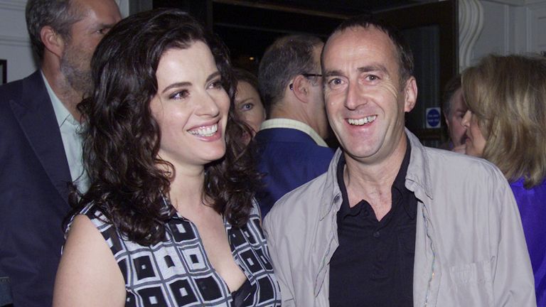 Povinný kredit: Foto: Alan Davidson/Shutterstock Nigella Lawsonová, která uspořádala párty pro knihu svého zesnulého manžela s Angusem Deaytonem a Lisou Meyer Party v klubu Groucho Za vydání knihy Johna Diamonda „Hadí olej“ - 7. července 2001