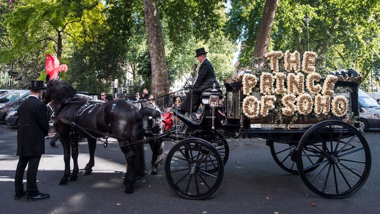 Povinný kredit: Foto James Gourley/Shutterstock Pohřební vůz tažený koňmi s květinovou poctou s nápisem „Princ ze Soho“ Bernie Katz pohřební průvod, Soho, Londýn, Velká Británie – 22. září 2017