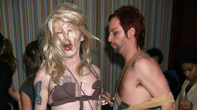 Povinný kredit: Fotografie od Richarda Younga/Shutterstock Pete Burns a přítel Michael Simpson. OMÁMENÁ A Zmatená 'GAP RED' SPUŠTĚNA V GROUCHO CLUB, LONDÝN, BRITÁNIE - 15. BŘEZNA 2006