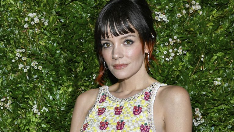 Lily Allen se v pondělí 10. června 2024 v New Yorku zúčastní 17. ročníku Chanel Tribeca Festival Artists Dinner v The Odeon. (Foto: Evan Agostini/Invision/AP)