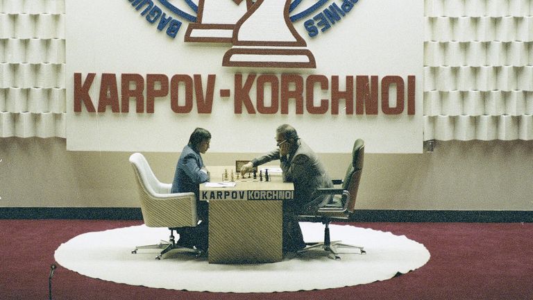 SOUBOR - Na této kartotéce z 20. července 1978 jsou šachisté Anatoly Karpov a Victor Korchnoi vidět během jejich druhé hry na Filipínách. Šachový velmistr Victor Korchnoi, prominentní sovětský přeběhlík, který viděl, že jeho občanství bylo obnoveno Michailem Gorbačovem v ubývajících dnech SSSR, zemřel v pondělí 6. června 2016. Bylo mu 85. Ruská šachová federace říká, že Korčnoi zemřel ve Švýcarsku, kde žil desítky let. (AP Photo/Neal Ulevich, soubor)