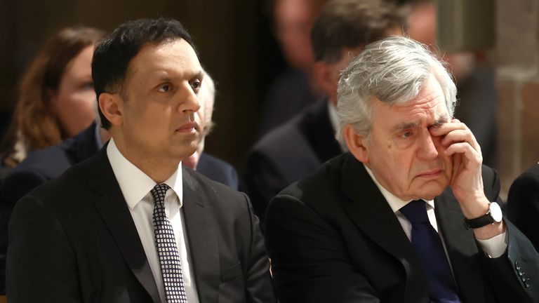 Vůdce skotských labouristů Anas Sarwar a bývalý premiér Gordon Brown v katedrále St Giles v Edinburghu během veřejné vzpomínkové akce za bývalého prvního ministra Skotska Alexe Salmonda, který zemřel minulý měsíc ve věku 69 let. Datum snímku: Sobota 30. listopadu 2024.