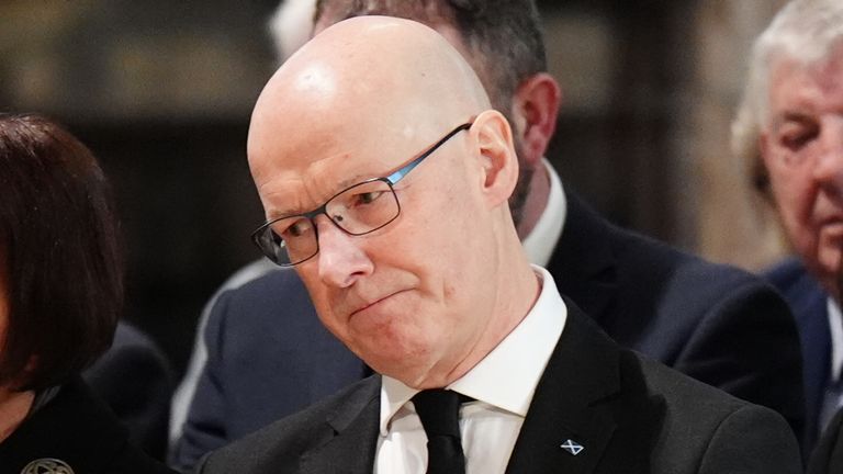 První ministr John Swinney a jeho manželka Elizabeth Quigley na veřejné vzpomínkové akci za bývalého prvního ministra Skotska Alexe Salmonda, který zemřel minulý měsíc ve věku 69 let, v katedrále St Giles v Edinburghu. Datum snímku: Sobota 30. listopadu 2024.