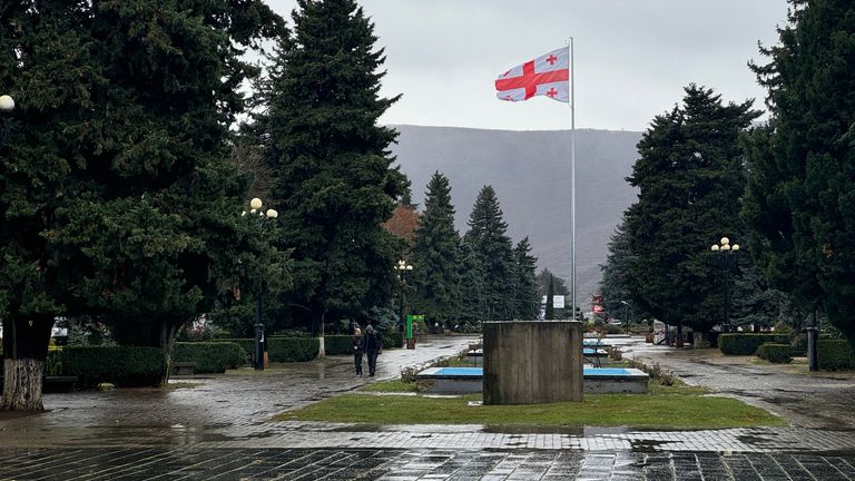 Gruzínská vlajka vlající ve městě Gori