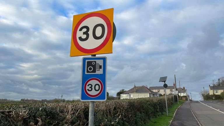 Značka 30 mph poblíž Aberthinu, kde má úsek silnice osm různých rychlostních limitů ve vzdálenosti dvou mílí. (Obrázek: Tomos Evans)