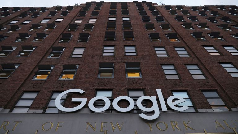 SOUBOROVÁ FOTOGRAFIE: Logo společnosti Google LLC je k vidění v jejich kanceláři na Manhattanu, New York City, New York, USA, 17. listopadu 2021. REUTERS/Andrew Kelly/File Photo