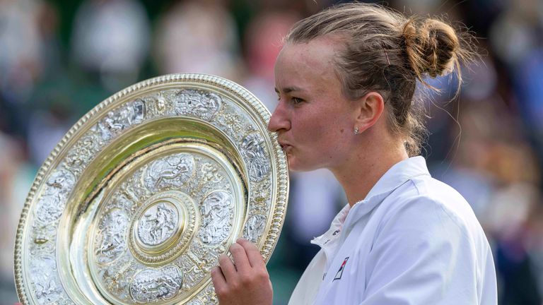 Barbora Krejčíková vyhrála v červenci finále ženské dvouhry ve Wimbledonu proti Jasmine Paoliniové. Snímek: Reuters