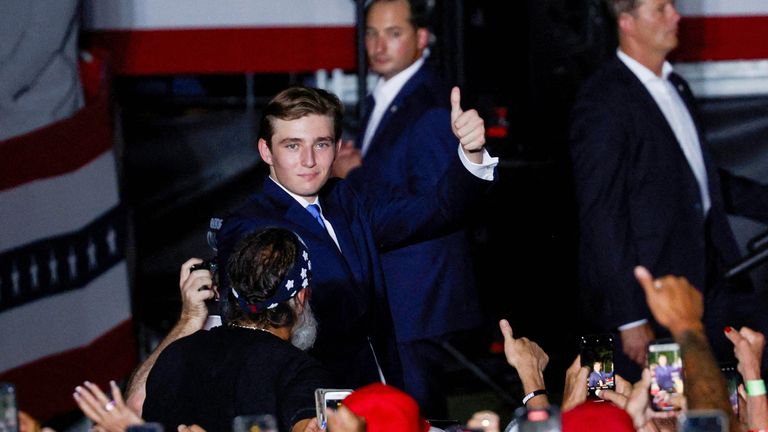 Barron Trump dává palec nahoru na předvolebním shromáždění v Trumpově golfovém resortu v Doralu na Floridě.  Snímek: Reuters