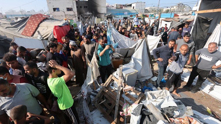 Palestinci prohlížejí místo izraelského úderu na stan, ve kterém jsou vysídleni, v nemocnici mučedníků Al-Aksá v Deir Al-Balah.  Snímek: Reuters