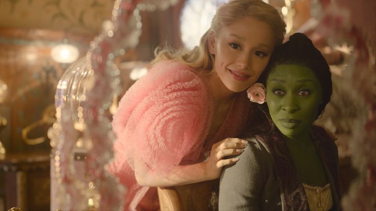 Ariana Grande (vlevo) jako Glinda a Cynthia Erivo jako Elphaba ve filmu.  Obrázek: PA