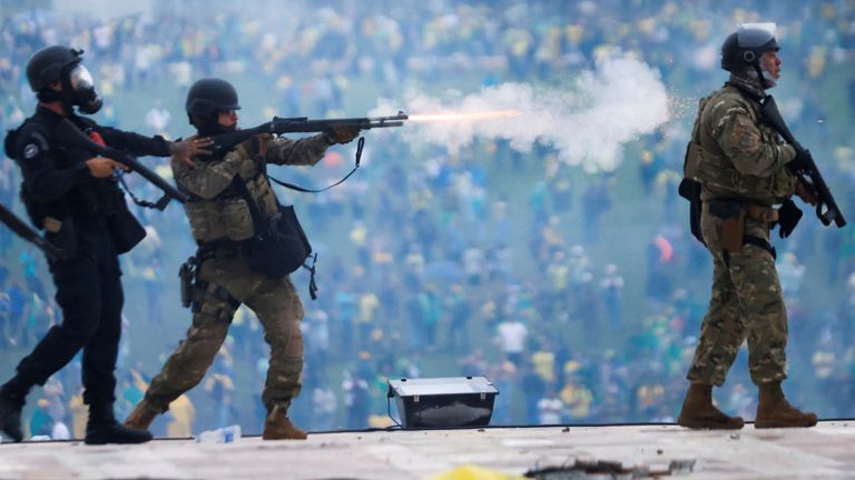 Bezpečnostní síly operují jako příznivci brazilského bývalého prezidenta Jaira Bolsonara demonstrují proti prezidentu Luiz Inacio Lula da Silva před brazilským národním kongresem v Brazílii, Brazílie, 8. ledna 2023. REUTERS/Adriano Machado