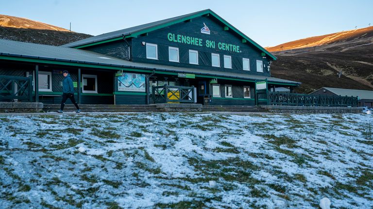 Poprašek sněhu v lyžařském středisku Glenshee poblíž Braemar v Aberdeenshire. Spojené království se připravuje na sníh, led a nízké teploty, protože v nadcházejících dnech může Spojené království napadnout až 20 cm sněhu. Datum snímku: pondělí 18. listopadu 2024. PA Foto. Viz příběh PA POČASÍ Sníh. Fotografický kredit by měl znít: Jane Barlow/PA Wire