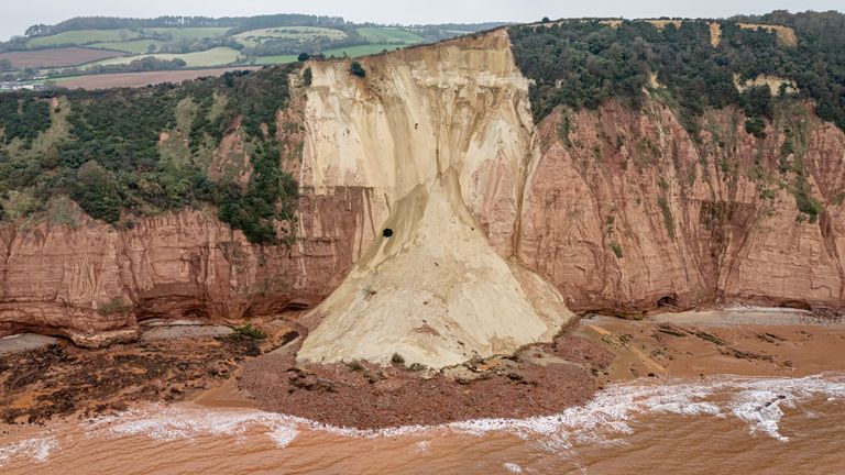 Skalní vodopád na vrcholu útesu mezi Sidmouth a Ladram Bay. Obrázek: PA