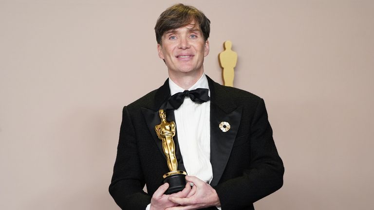 FILE – Cillian Murphy pózuje v tiskovém středisku s cenou za nejlepší výkon herce v hlavní roli za "Oppenheimer" na Oscarech v Los Angeles 10. března 2024. (Foto Jordan Strauss/Invision/AP, File)