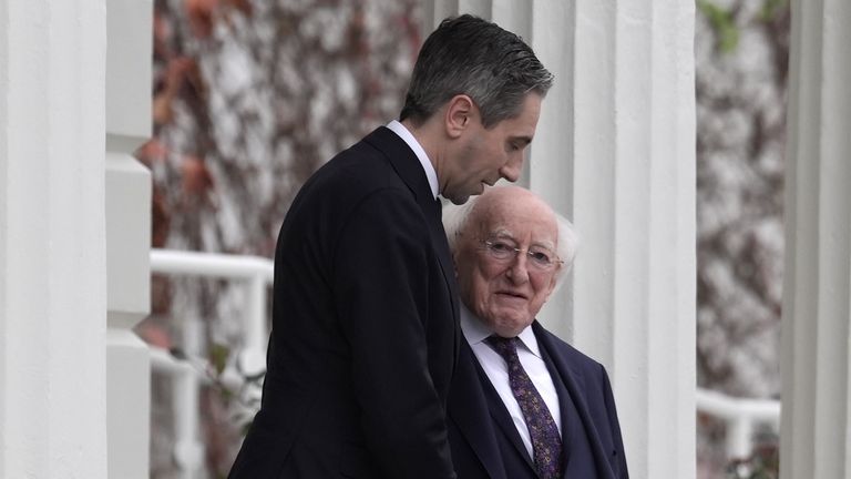 Prezident Michael D Higgins (vpravo) a Taoiseach Simon Harris po rozpuštění parlamentu.   Obrázek: PA